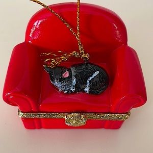Ceramic trinket box/ornament, black kitty napping on red chair. Sweet gift!🐈‍⬛